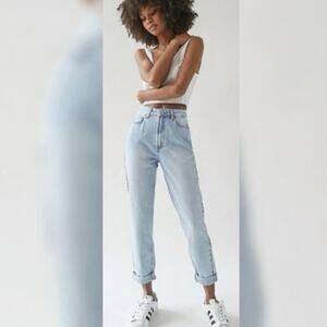 BDG High-Waisted Mom Jean Bleached Light Wash 25